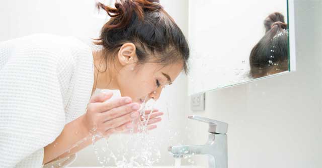 Rửa mặt bằng dung dịch vệ sinh phụ nữ