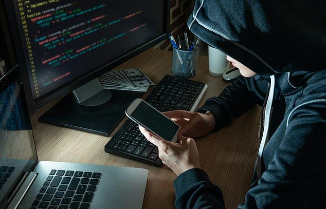 Hacker tuổi teen này đã cố ý ăn cắp các bài hát chưa được phát hành và rao bán để đổi lấy tiền điện tử