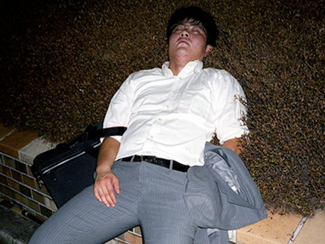 Những người đàn ông mặc đồ công sở ngủ ngoài đường ở Nhật Bản 22
