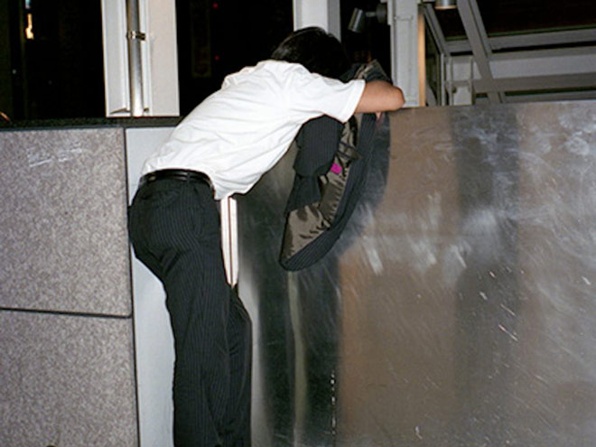 Những người đàn ông mặc đồ công sở ngủ ngoài đường ở Nhật Bản 32