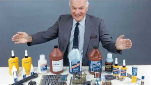 Harry Coover và các sản phẩm về keo siêu bền của mình.