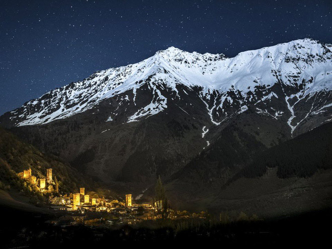 Bài thi "Gold of Svaneti" chụp cảnh màn đêm buông xuống tại Mestia