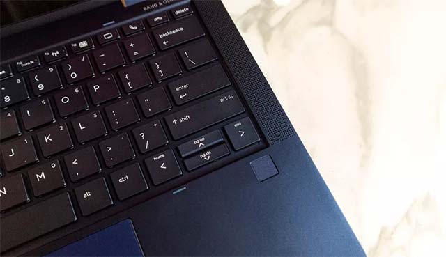 Cảm biến vân tay đặt ngay dưới bàn phím cho thao tác thuận tiện