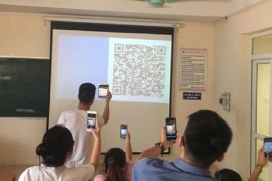 Sinh viên ĐH Luật Hà Nội điểm danh bằng cách quét mã QR trong vòng 1 phút. (Ảnh: HLU News).