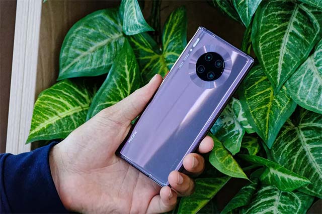 Mate 30 Pro cho cảm giác cầm nắm tương tự như các flagship tiền nhiệm của Huawei, nhưng màu sắc đã bắt mắt hơn