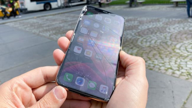 Màn hình của iPhone 11 Pro vỡ nát sau cú rơi nhẹ. Ảnh: Tom's Guide.