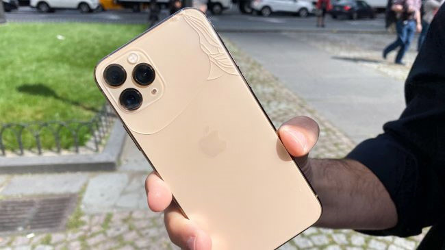 So với màn hình, mặt lưng của iPhone 11 Pro có vẻ bền hơn. Ảnh: Tom's Guide.