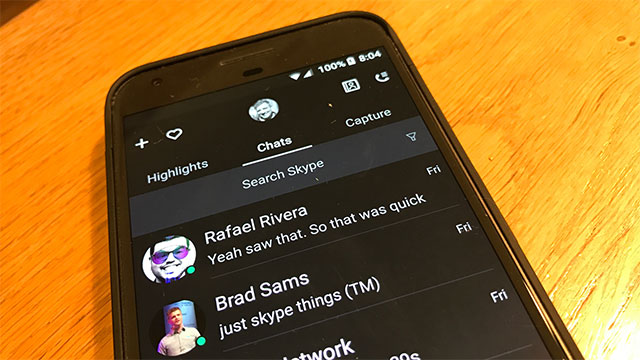 Skype sẽ được đặt tự động ở chế độ nền tối nếu hệ điều hành trên thiết bị cũng đang được thiết lập ở chế độ này
