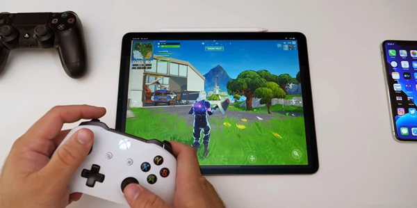 Chơi game trên iPadOS 13 bằng tay cầm Xbox. Ảnh: YouTube Zollotech.