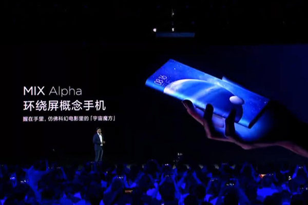 Mi MIX Alpha với màn hình tràn từ trước ra sau và bao trọn xung quanh gần như toàn bộ phần thân máy