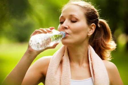 Uống đủ nước mỗi ngày giúp cơ thể khỏe mạnh và dẻo dai hơn.