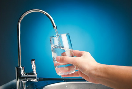 Uống nước sạch để bảo vệ sức khỏe.