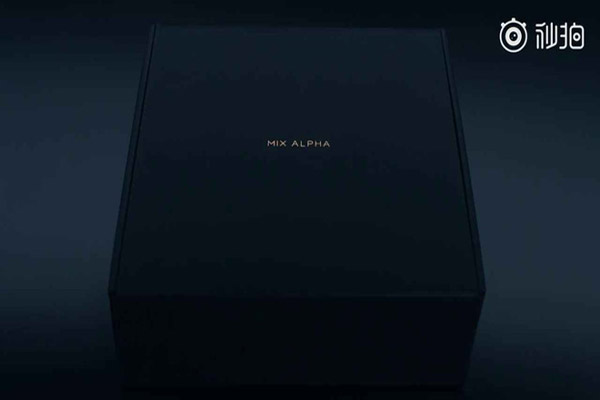 Hộp của Mi Mix Alpha có tông màu đen với thiết kế đơn giản