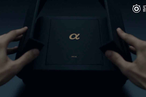 Khi mở hộp ra, đập vào mắt người dùng là tên gọi Alpha của máy được cách điệu dưới dạng chữ latin