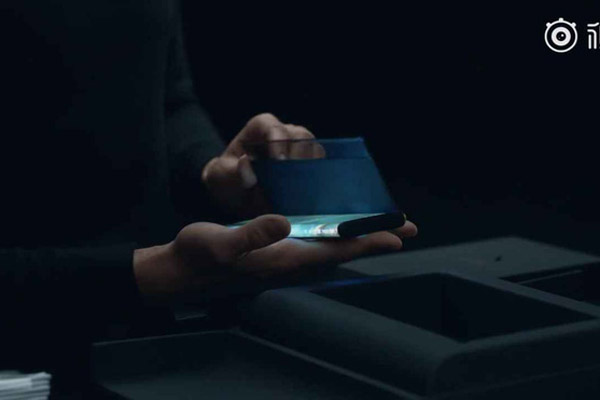 Khách hàng mua Mi Mix Alpha còn được tặng kèm một chiếc flip cover