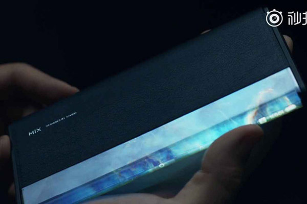 Khách hàng mua Mi Mix Alpha còn được tặng kèm một chiếc flip cover 2