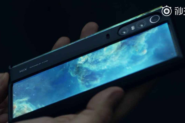 Khách hàng mua Mi Mix Alpha còn được tặng kèm một chiếc flip cover 3