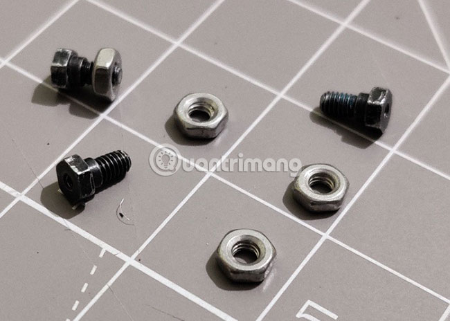 Lấy các vít gắn tấm ốp lưng từ bước 3