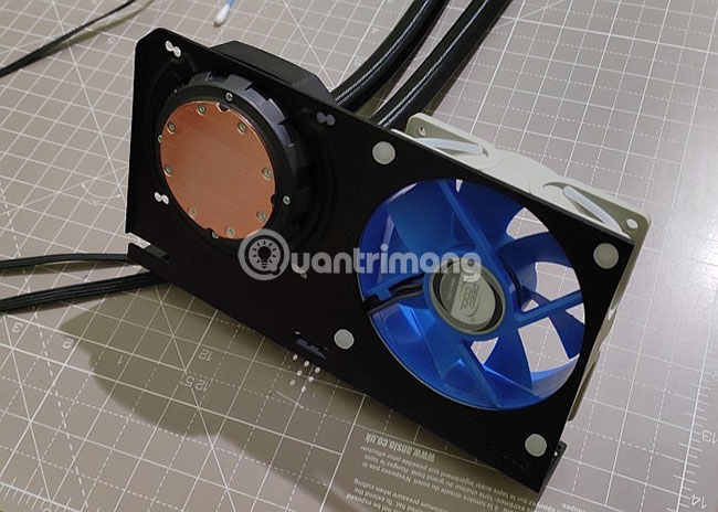 Xoay GPU block của thiết bị mát bằng chất lỏng AIO vào đúng vị trí trên Kraken G12