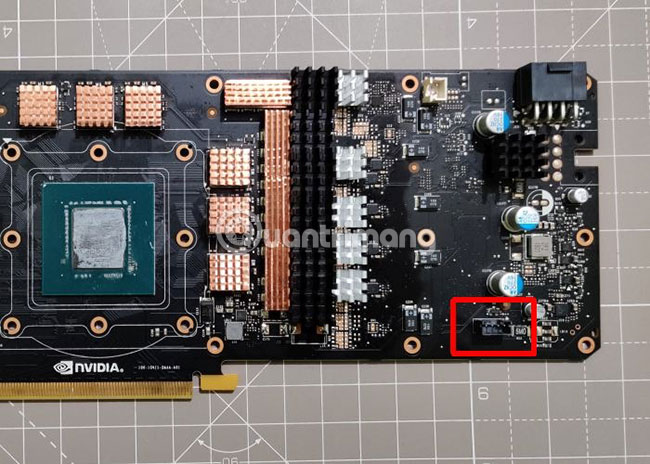 Bây giờ sẽ là thời điểm tốt để gắn PWM fan adapter 4 chân cho GPU