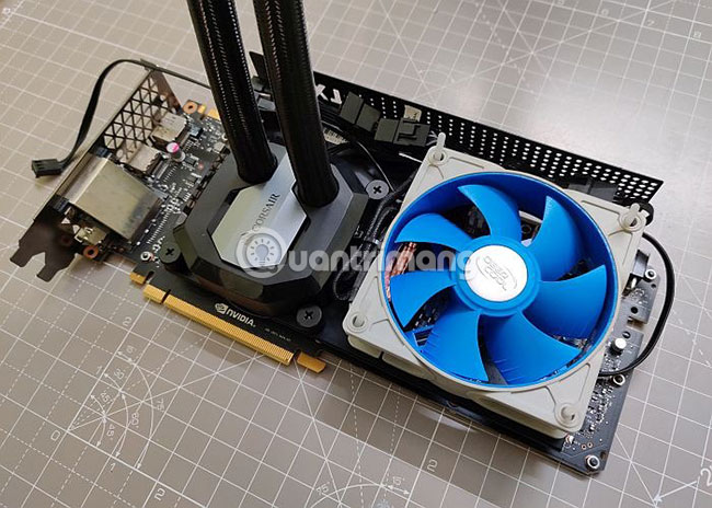 Căn chỉnh 4 lỗ lắp xung quanh GPU block của thiết bị làm mát AIO trên Kraken G12 sao cho khít với các lỗ tương ứng trên giá lắp đã cài đặt trên PCB trong bước 7