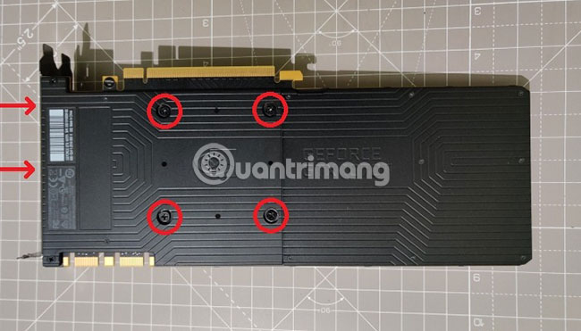 Chuyển sang tua vít PH1 để tháo các vít lớn hơn đang giữ bộ phận tản nhiệt gốc trên GPU