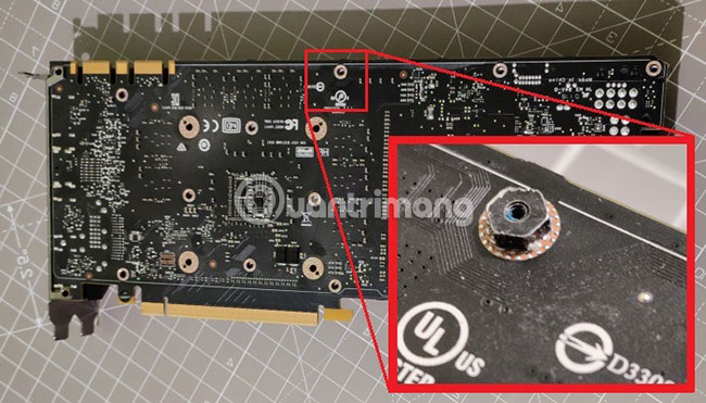 Bạn sẽ cần trục vít điều khiển cỡ 4mm để tháo các standoff