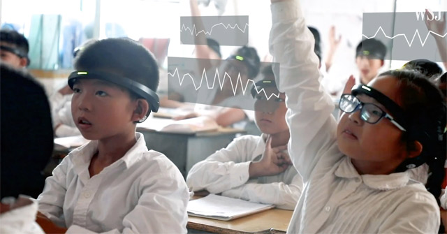 Học sinh lớp 5 đeo một chiếc vòng đo mức độ tập trung ở trên đầu