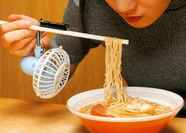 Bao nhiêu người có thể dùng đôi đũa được gắn chiếc quạt mini kia để gắp đồ ăn nhỉ