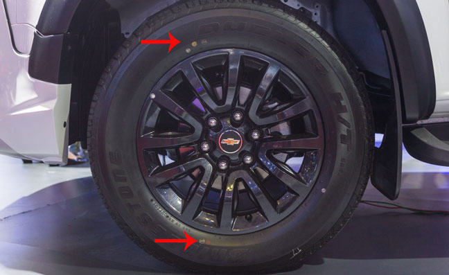 Trên lốp xe có các dấu chấm màu vàng/đỏ