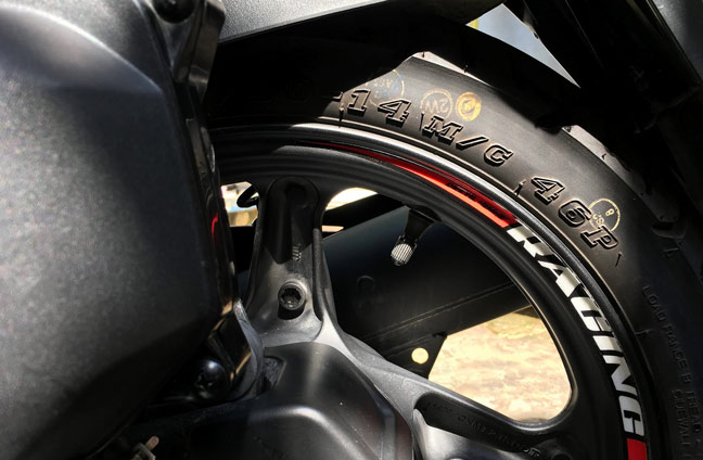 Đặt chấm vàng thẳng hàng với đầu van