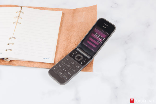 Điện thoại "cục gạch" Nokia 2720 Flip hỗ trợ mạng 4G.