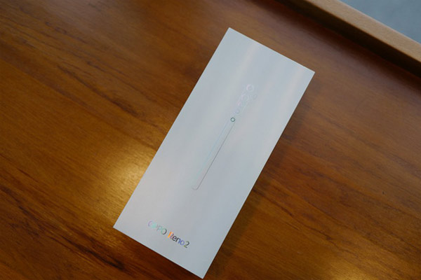 Hộp của Oppo Reno 2 có thiết kế thuôn dài