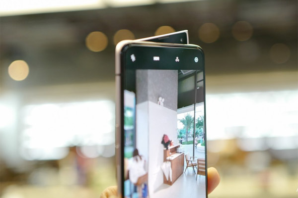 Camera selfie thiết kế vây cá mập
