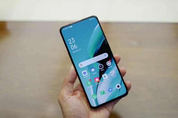 Màn hình của dòng Reno tràn ra cạnh viền trông rất ấn tượng