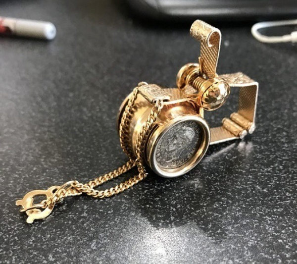 Một chiếc đồng hồ cổ chăng?