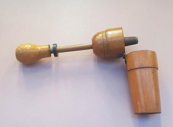 Đây là dụng cụ được các nhà sản xuất  rượu dùng để ấn nút bần (cork) vào chai rượu vang