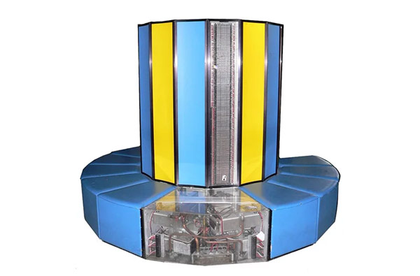 Siêu máy tính Cray-1 với thiết kế hình trụ, đảm bảo khoảng cách giữa vi xử lí với các thành phần khác trong hệ thống là đều nhau.