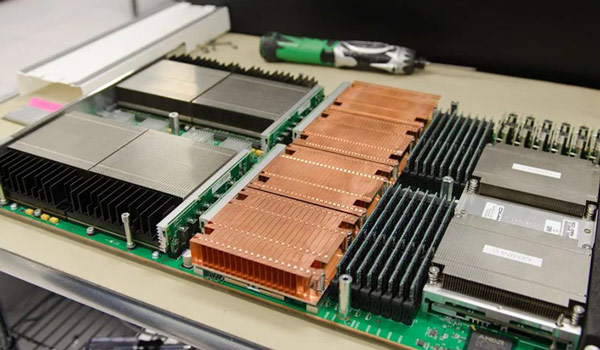  Một node của siêu máy tính Titan, trong này có 4 CPU AMD Opteron 16 nhân và 4 GPU.
