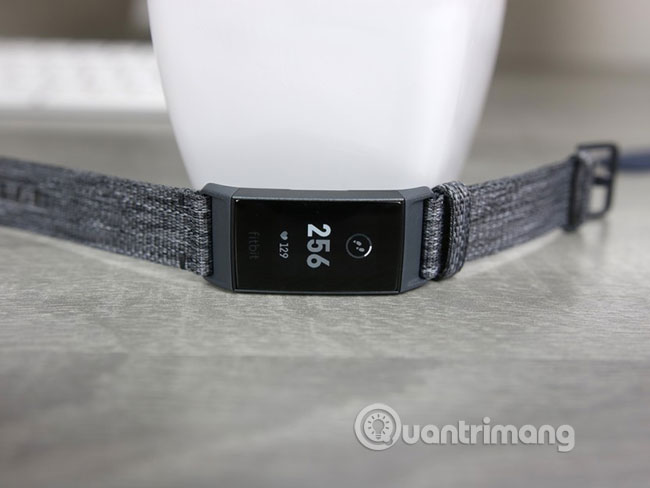 Cách khởi động lại Fitbit Charge 2 hoặc 3