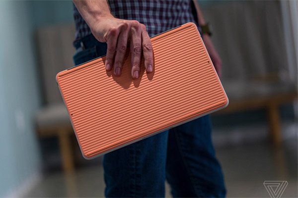 Phần phía mặt đáy của máy có các đường vân gồ ghề