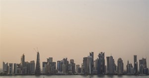 Nóng 50 độ C, Qatar lắp luôn điều hòa nhiệt độ khổng lồ ngoài trời giúp người dân thấy mát mẻ hơn