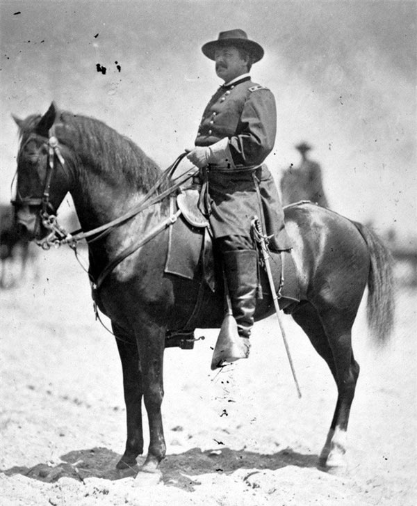 Người ta đã “mượn” phần cơ thể của tướng Alexander McDowell McCook và con ngựa ông cưỡi để ghép với phần đầu của tướng Ulysses S. Grant