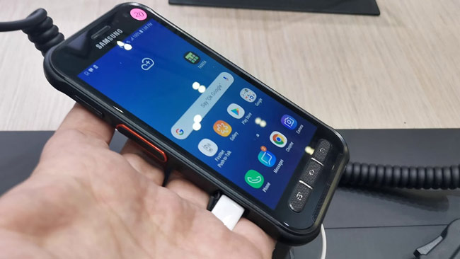 Galaxy Xcover FieldPro có một phím bấm riêng biệt có thể sử dụng để thiết lập để gửi dữ liệu GPS hoặc gửi yêu cầu khẩn cấp