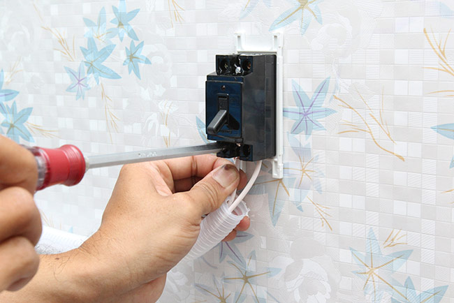 Sử dụng cầu Áp-tô-mát