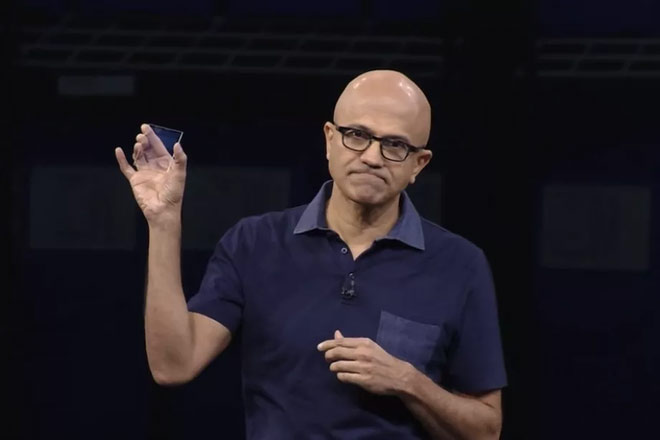 Satya Nadella, CEO của Microsoft cho biết, họ chỉ sử dụng miếng kính thạch anh thông thường cho dự án này