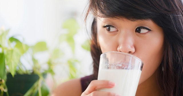 Uống sữa vào ban đêm giúp dễ ngủ?