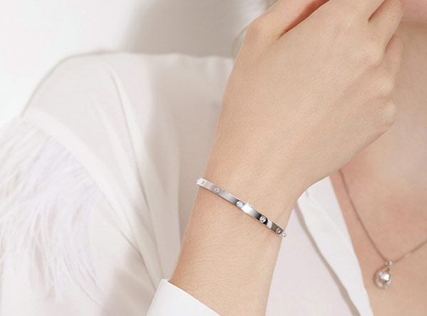 Thành phần của bạc 925 gồm 92.5% bạc nguyên chất, 7.5% còn lại sẽ là hợp chất kim loại khác