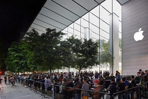 Mỗi khi Apple mở bán iPhone mới, hàng dài người hâm mộ xếp hàng chờ mua. Ảnh: Phone Arena.