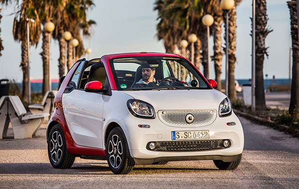 Smart Fortwo Cabrio 2016 chính là mẫu ô tô đẹp nhất theo tỷ lệ vàng. Ảnh: Auto Express.